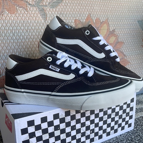 Vans Men’s Rowan
Dark Brown
VN0A5JICDRB
Sneakers - Picture 6 of 16